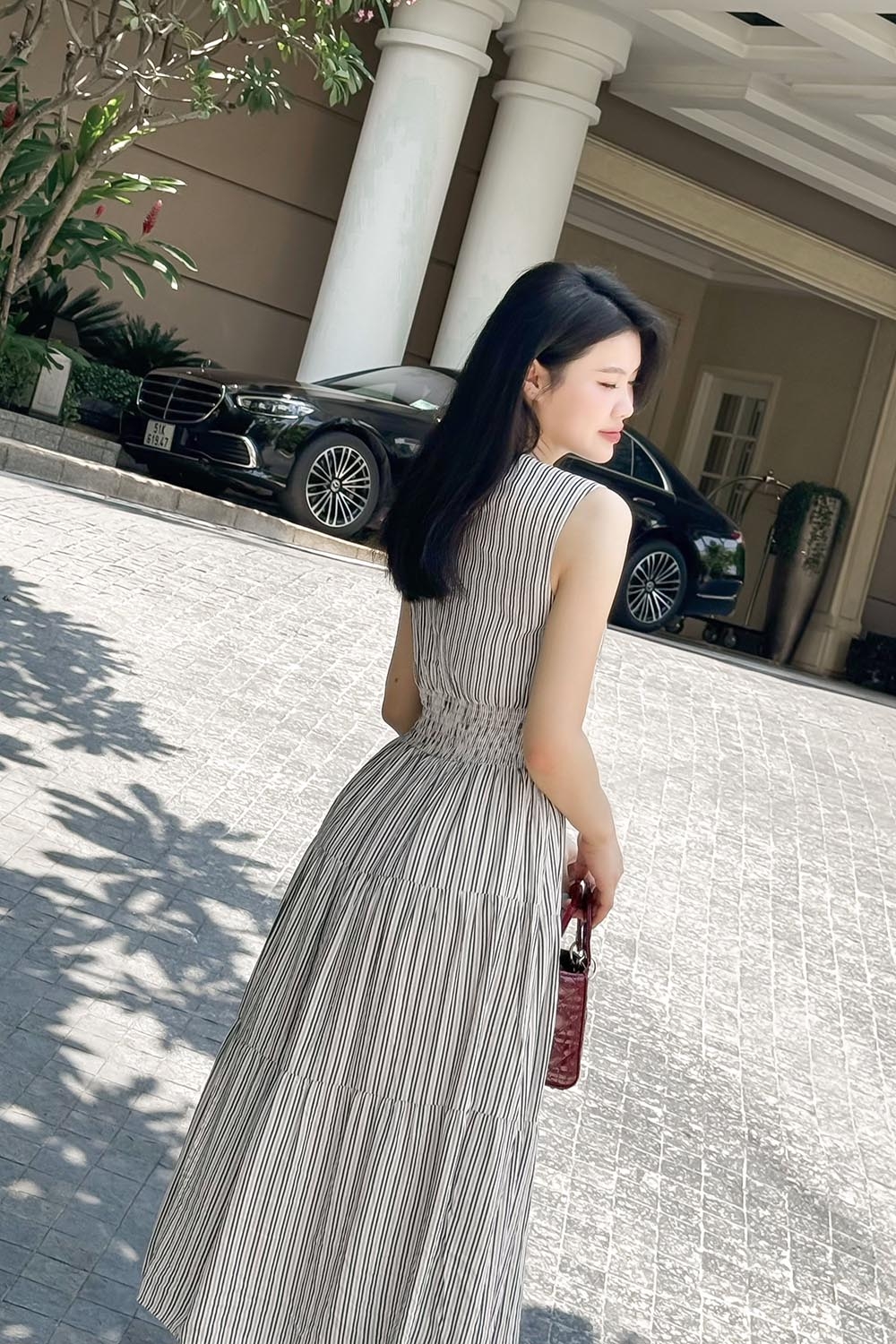 Đầm xòe midi sát nách họa tiết kẻ sọc