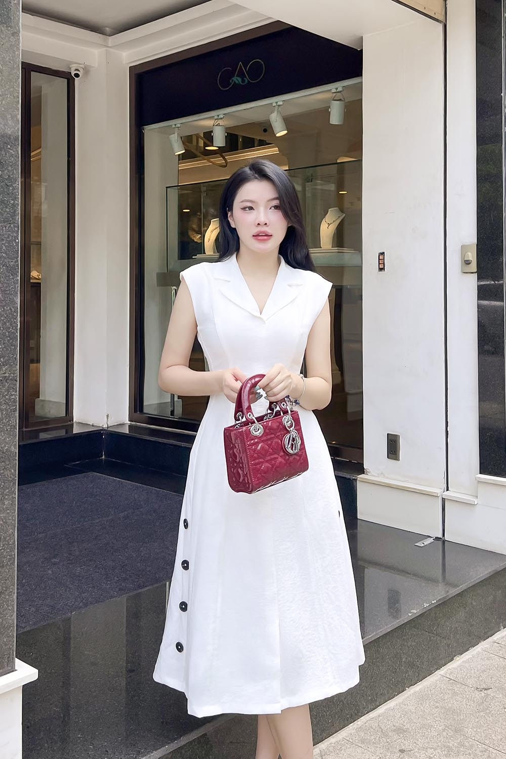 Đầm trắng cổ đan tông tay hến phối nút