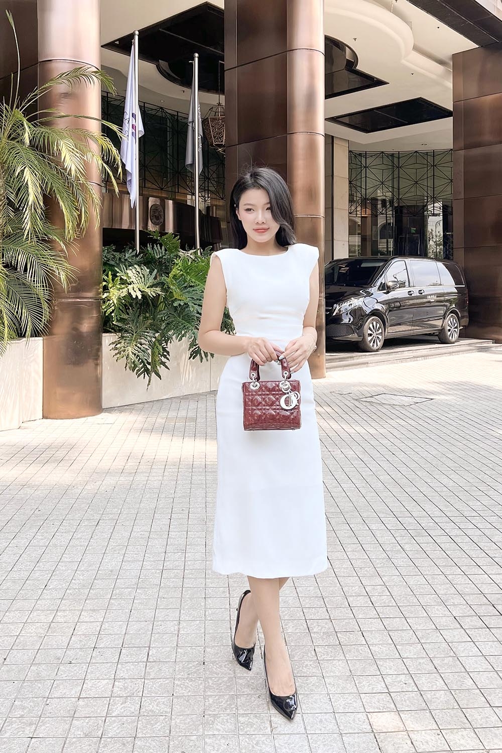 Đầm trắng dáng ôm dài nhún eo