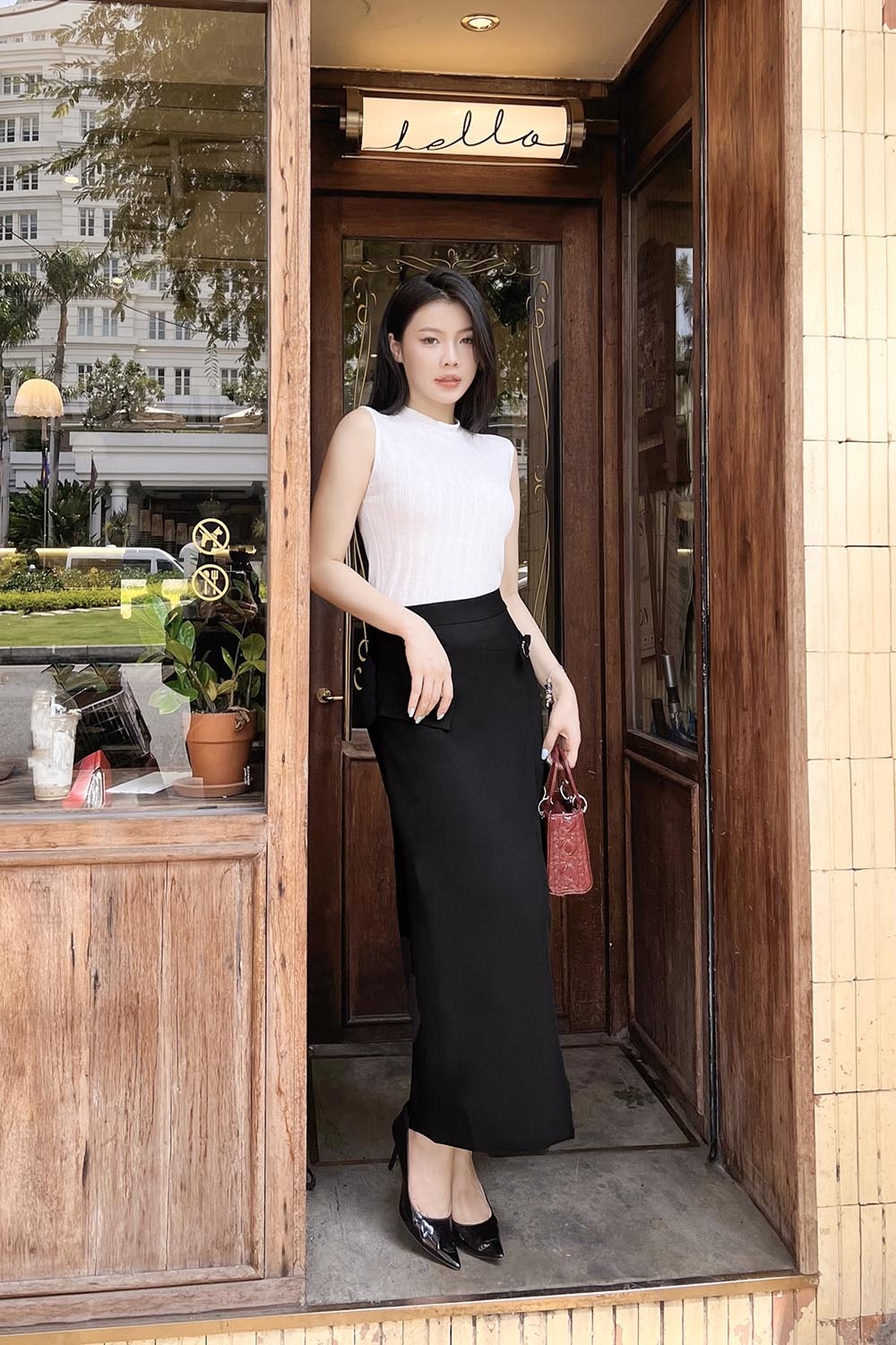 Chân váy đen dáng dài xẻ tà