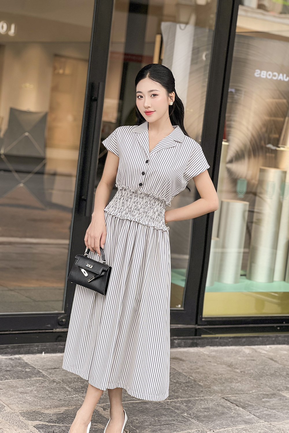 Đầm dáng xòe xếp ly eo họa tiết kẻ sọc