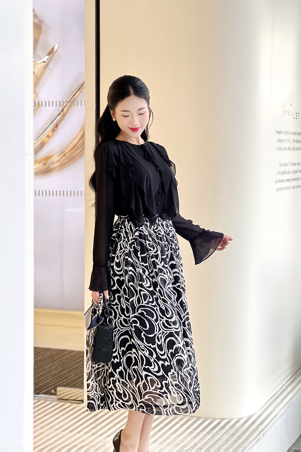 Chân váy xòe màu đen họa tiết