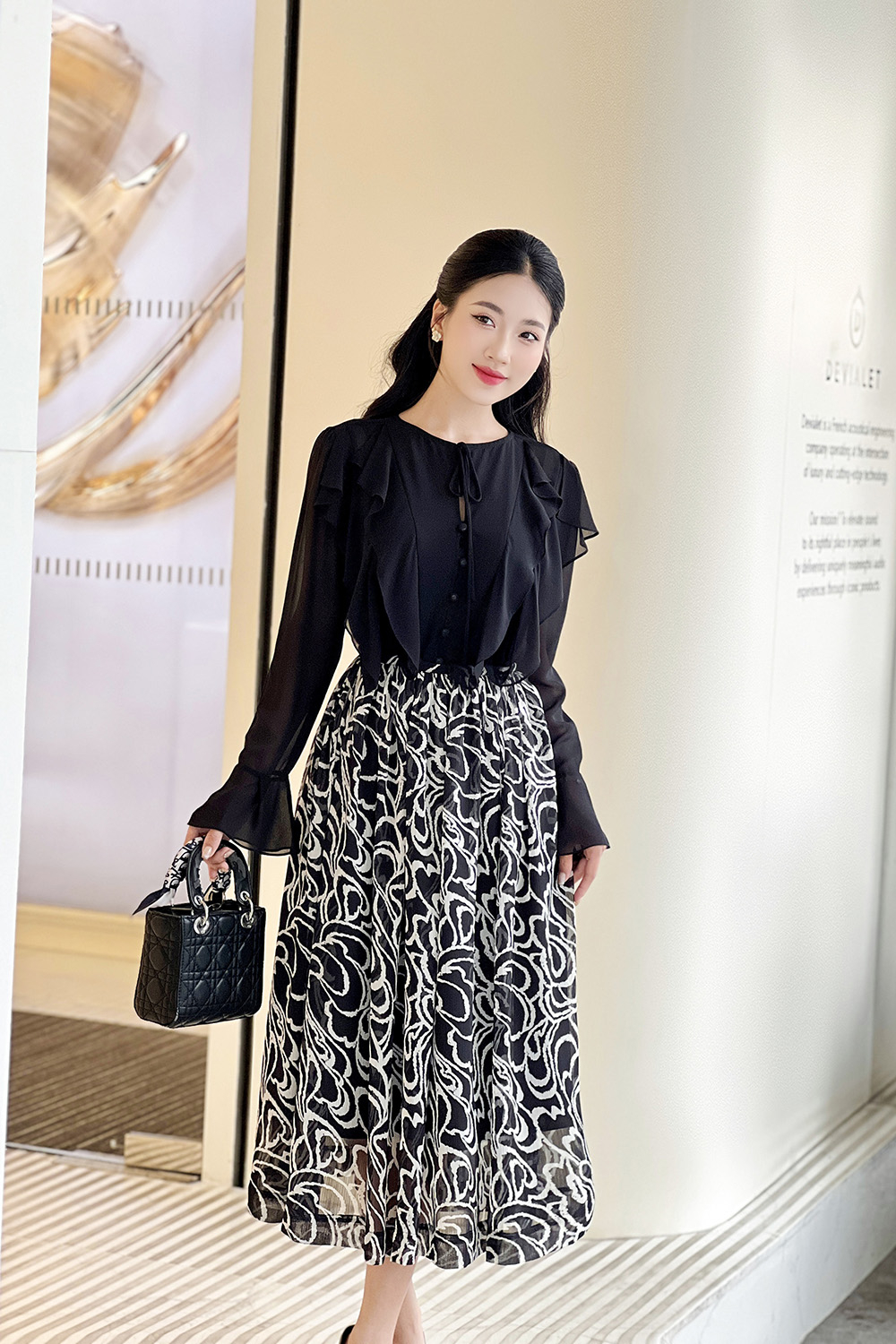 Chân váy xòe màu đen họa tiết