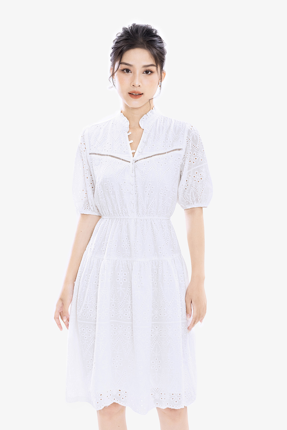 Đầm trắng dáng xòe chiết eo phối nút