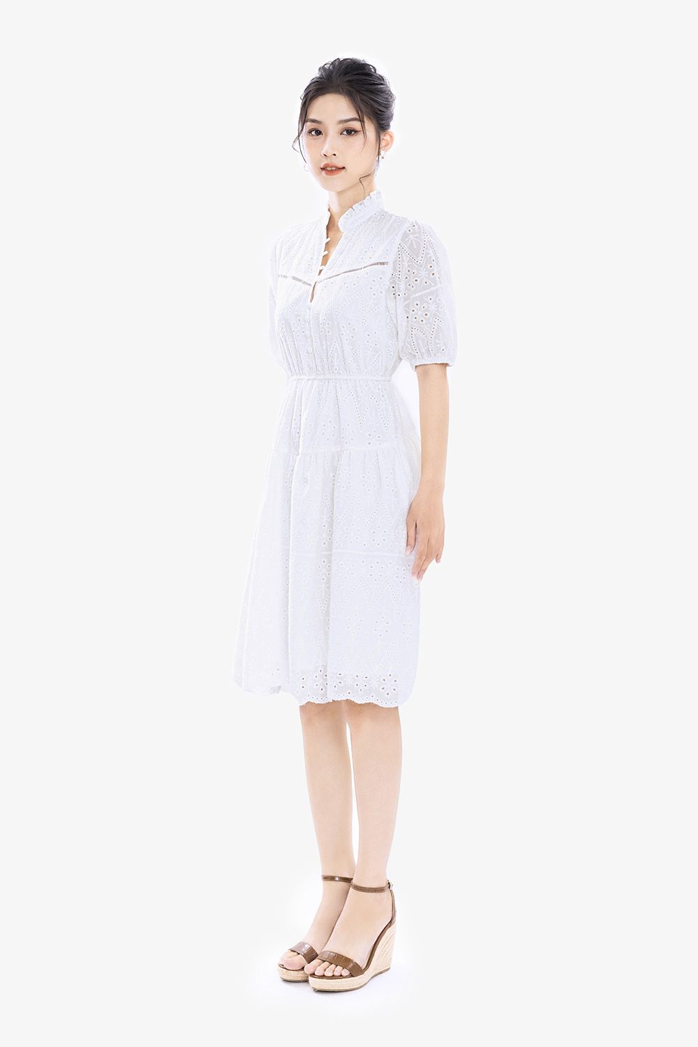 Đầm trắng dáng xòe chiết eo phối nút