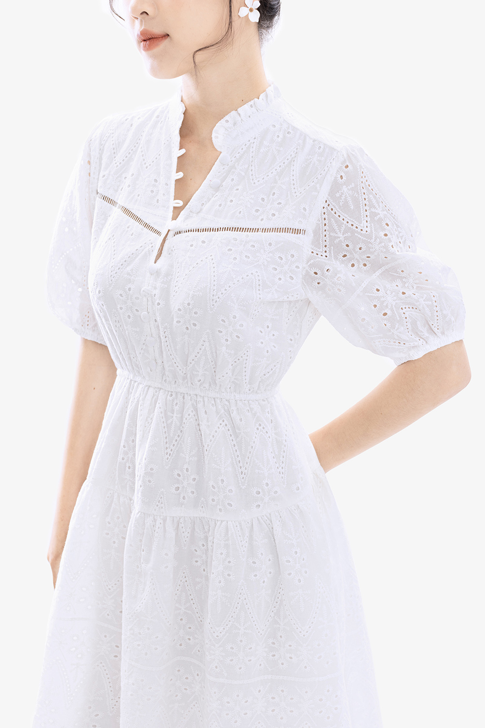 Đầm trắng dáng xòe chiết eo phối nút