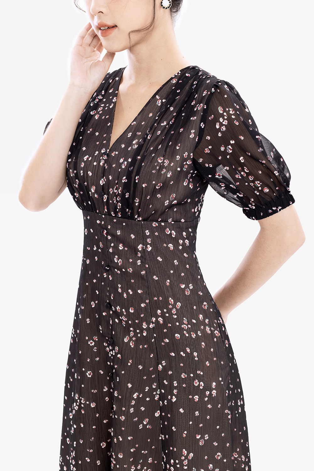 Đầm đen họa tiết dáng xòe dài nhấn eo cao