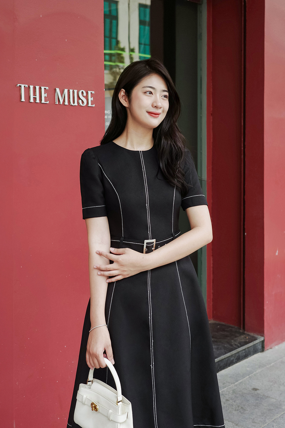 Đầm đen công sở chữ A xòe phối viền chỉ