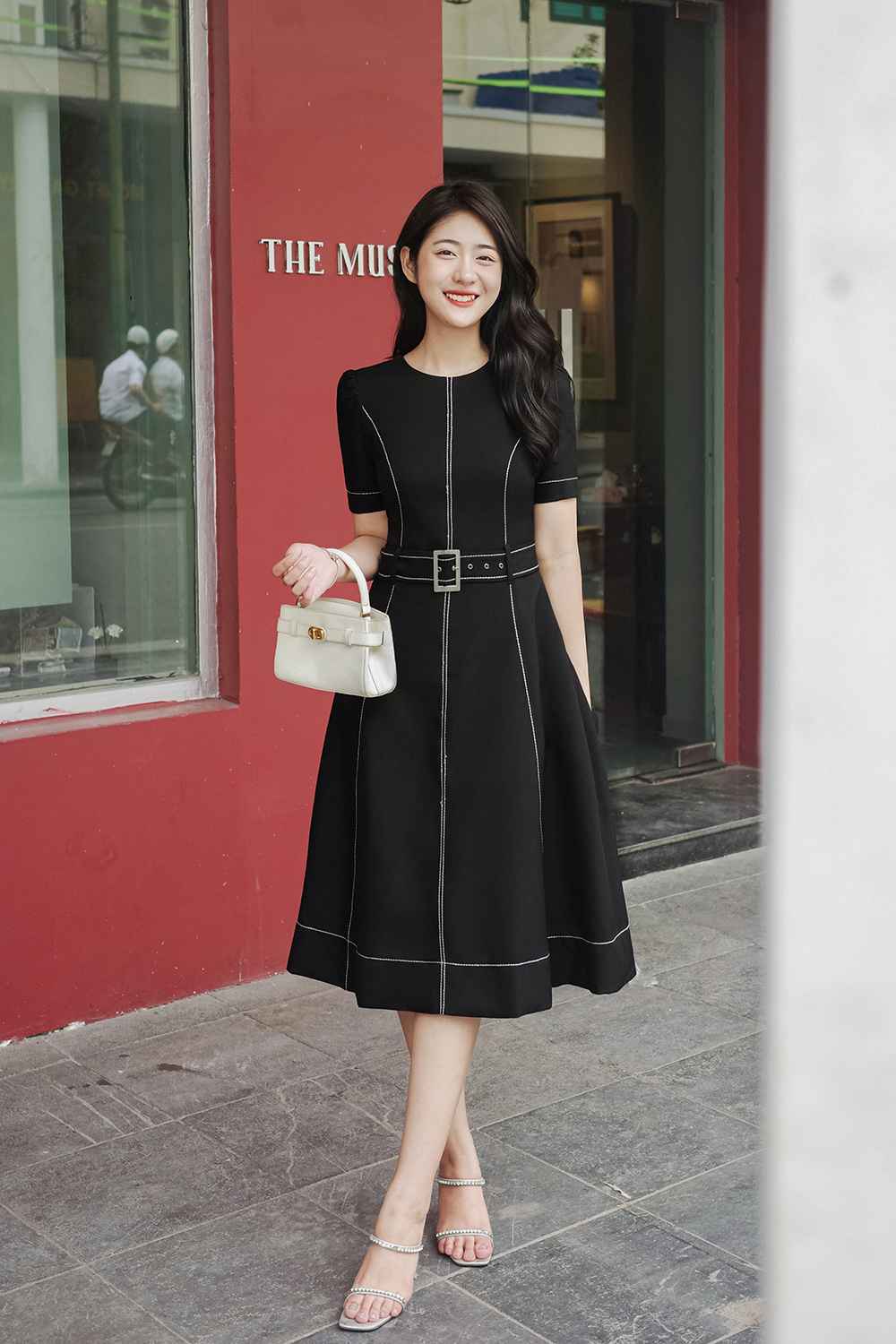 Đầm đen công sở chữ A xòe phối viền chỉ