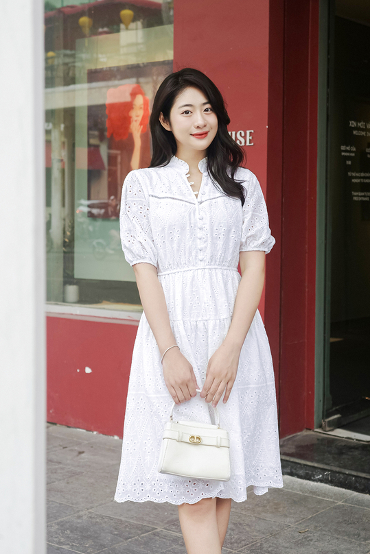 Đầm trắng dáng xòe ngắn chiết eo phối nút HL27-12