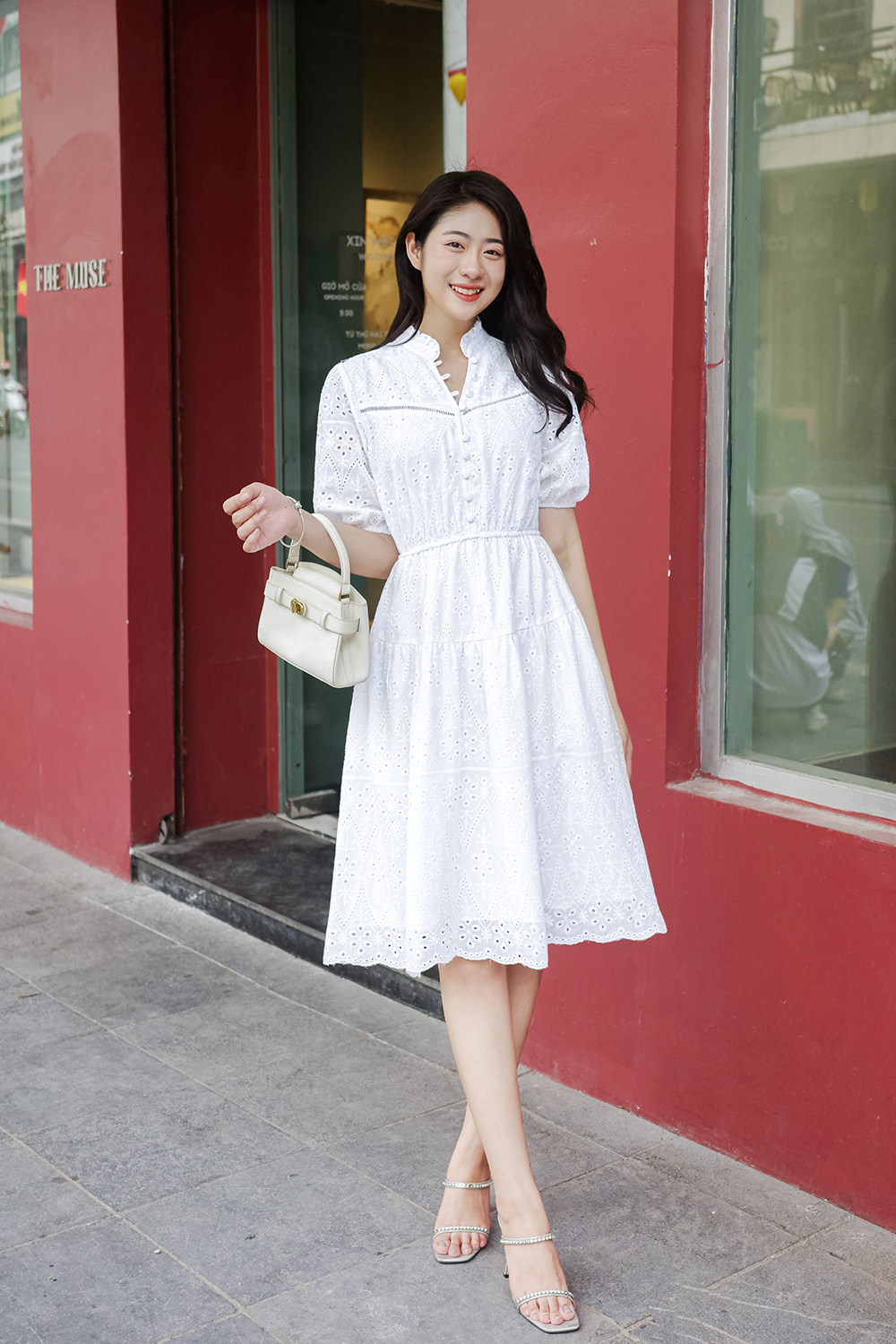 Đầm trắng dáng xòe chiết eo phối nút