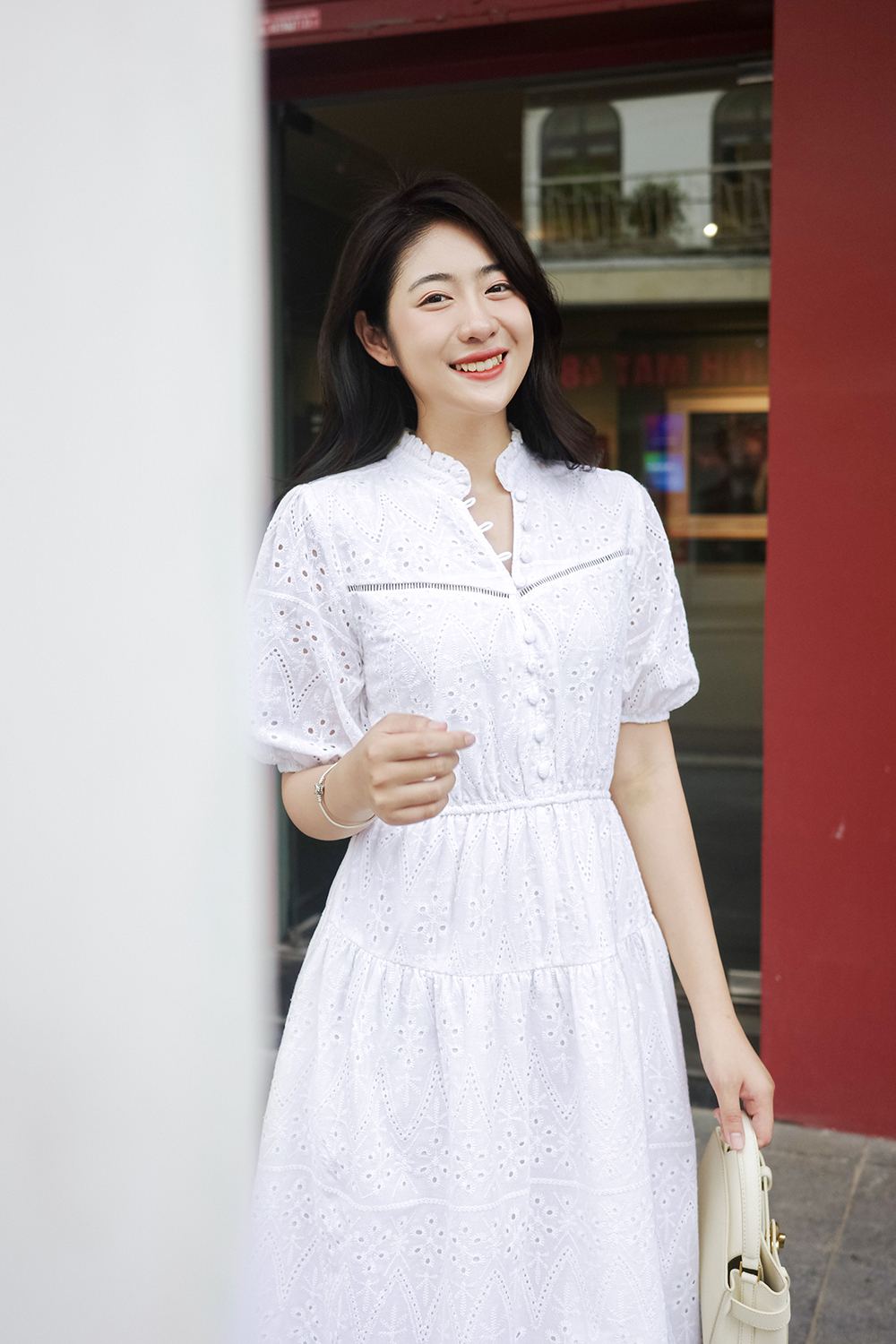 Đầm trắng dáng xòe chiết eo phối nút