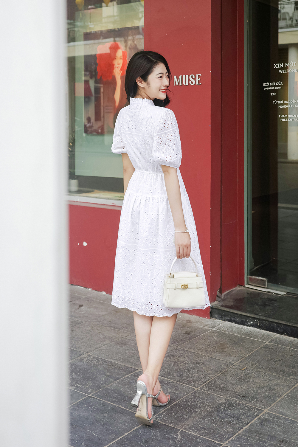 Đầm trắng dáng xòe chiết eo phối nút