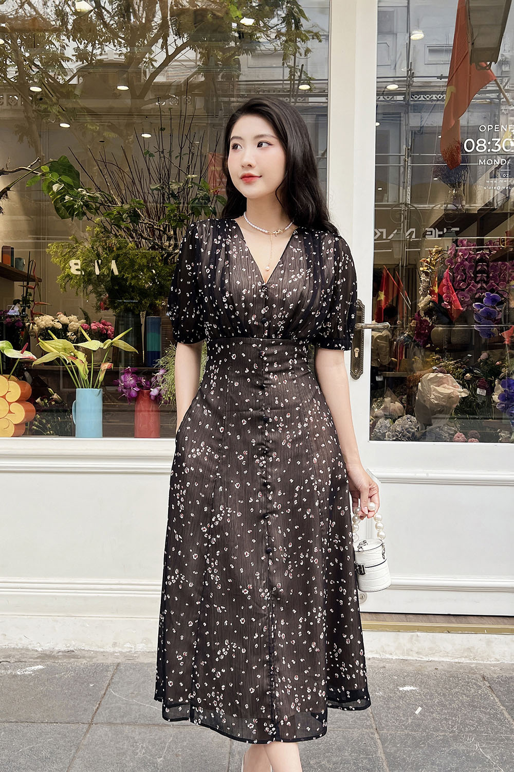 Đầm đen họa tiết dáng xòe dài nhấn eo cao