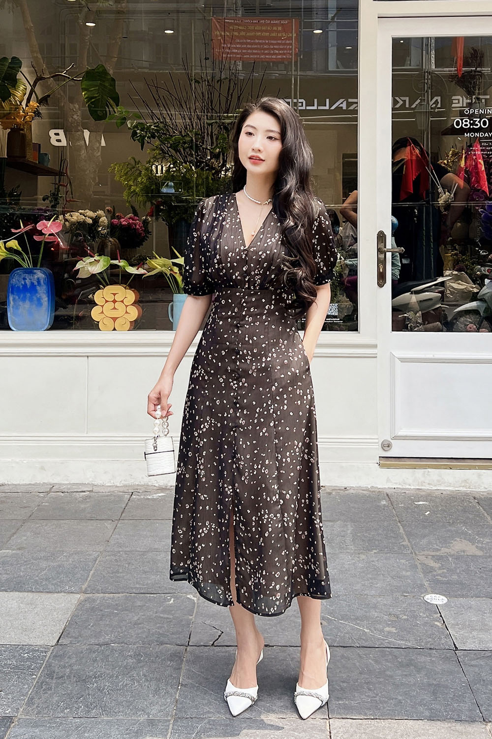 Đầm đen họa tiết dáng xòe dài nhấn eo cao