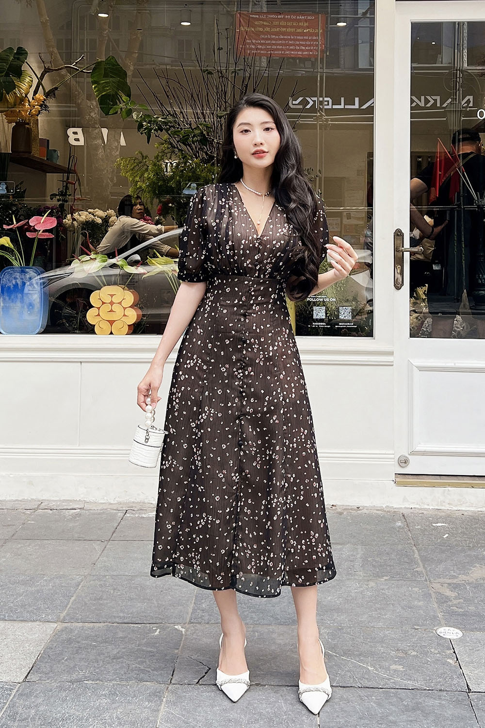 Đầm đen họa tiết dáng xòe dài nhấn eo cao