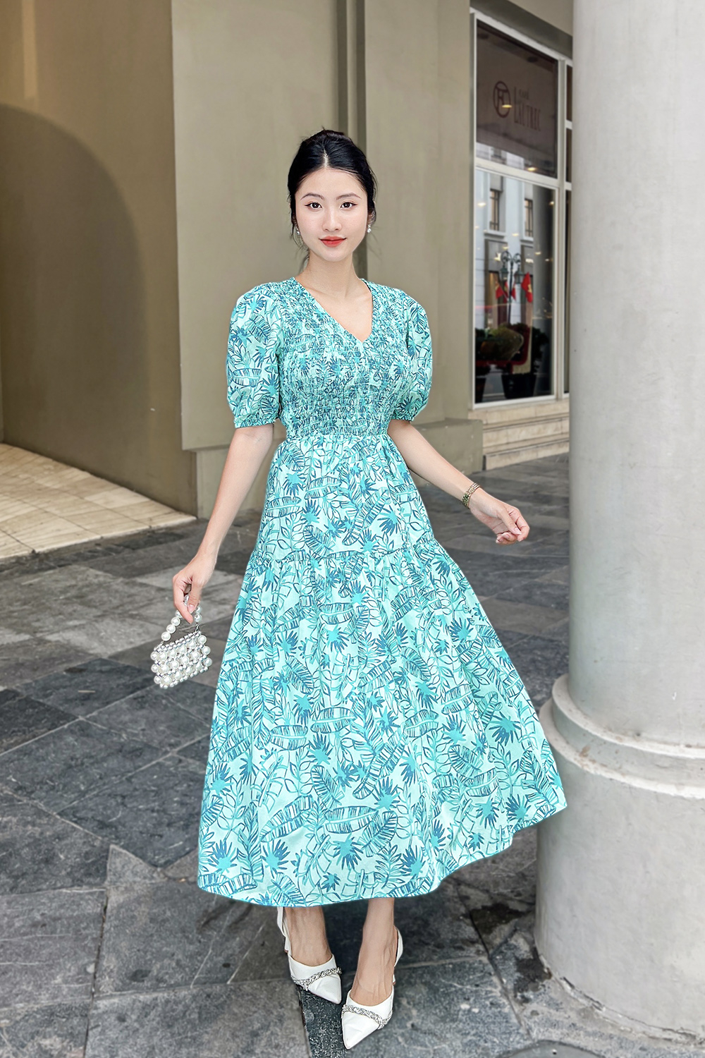 Đầm xòe họa tiết dáng dài cổ V