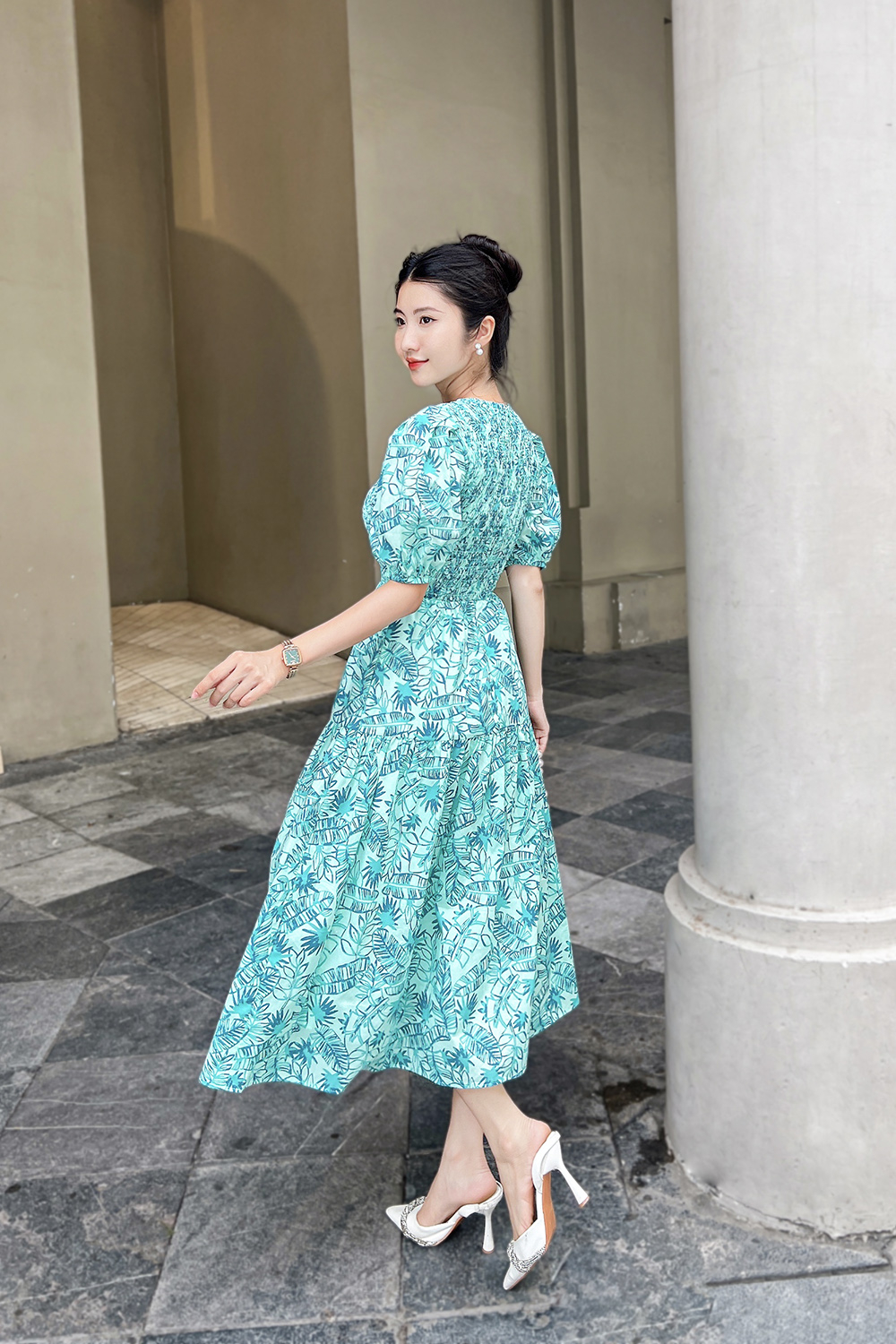 Đầm xòe họa tiết dáng dài cổ V