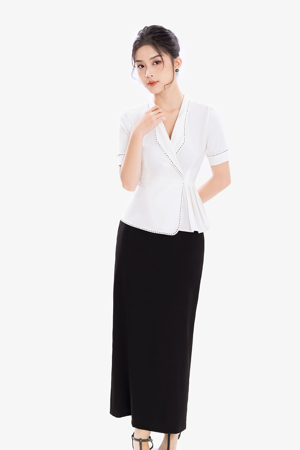 Áo trắng công sở peplum viền chỉ đen