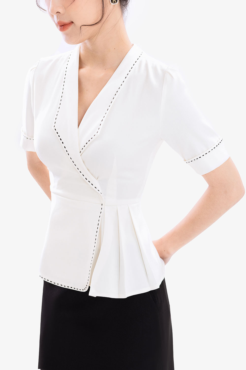 Áo trắng công sở peplum viền chỉ đen