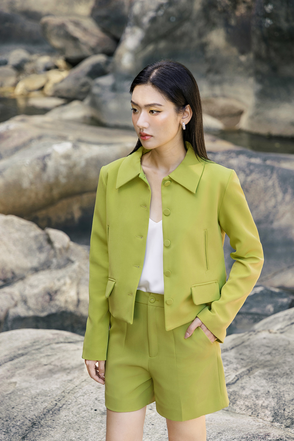 Quần short nữ lưng cao màu xanh cyber lime