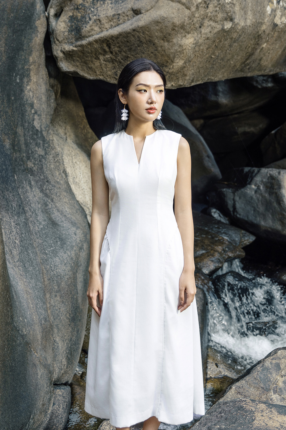 Đầm trắng đi tiệc dáng xòe dài cổ V