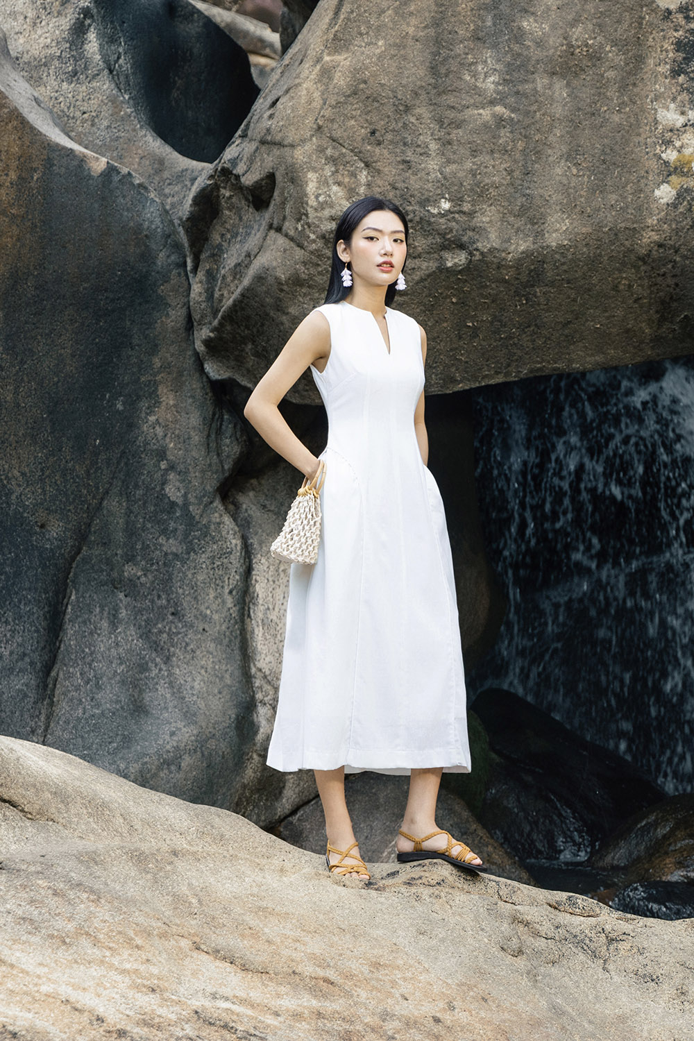 Đầm trắng đi tiệc dáng xòe dài cổ V