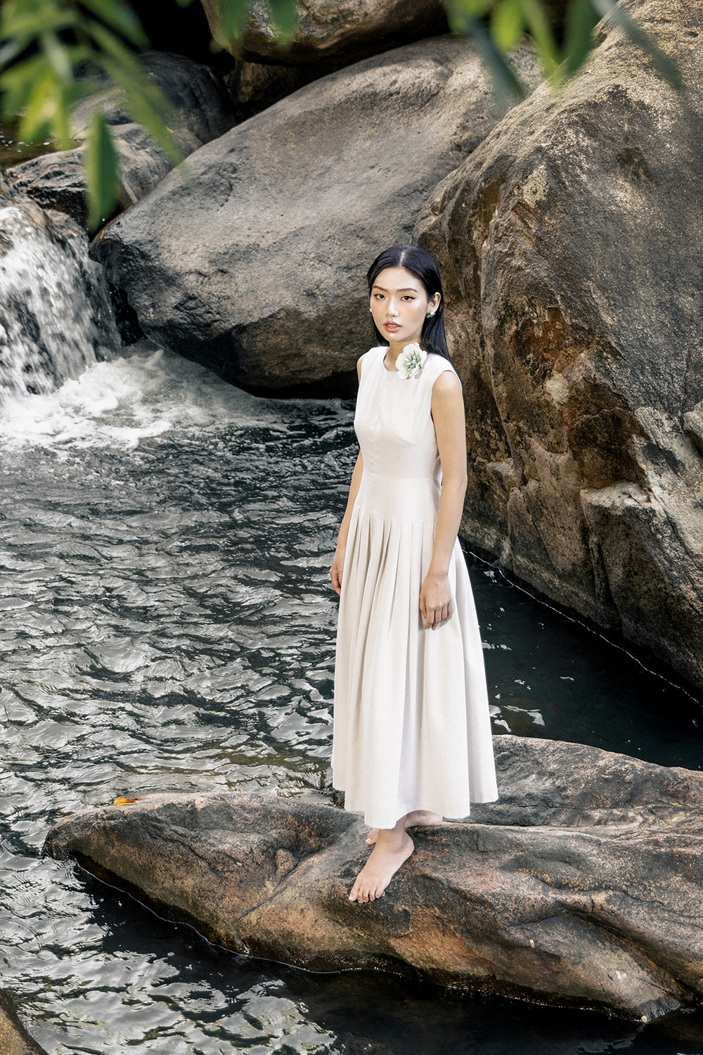 Đầm xòe xếp ly dáng dài sát nách