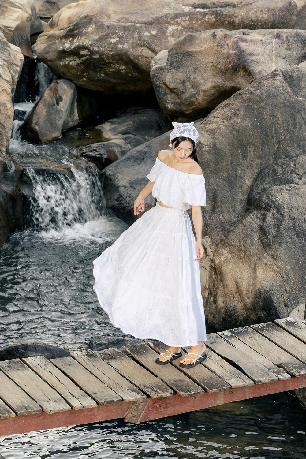 Chân váy xòe dáng midi màu trắng