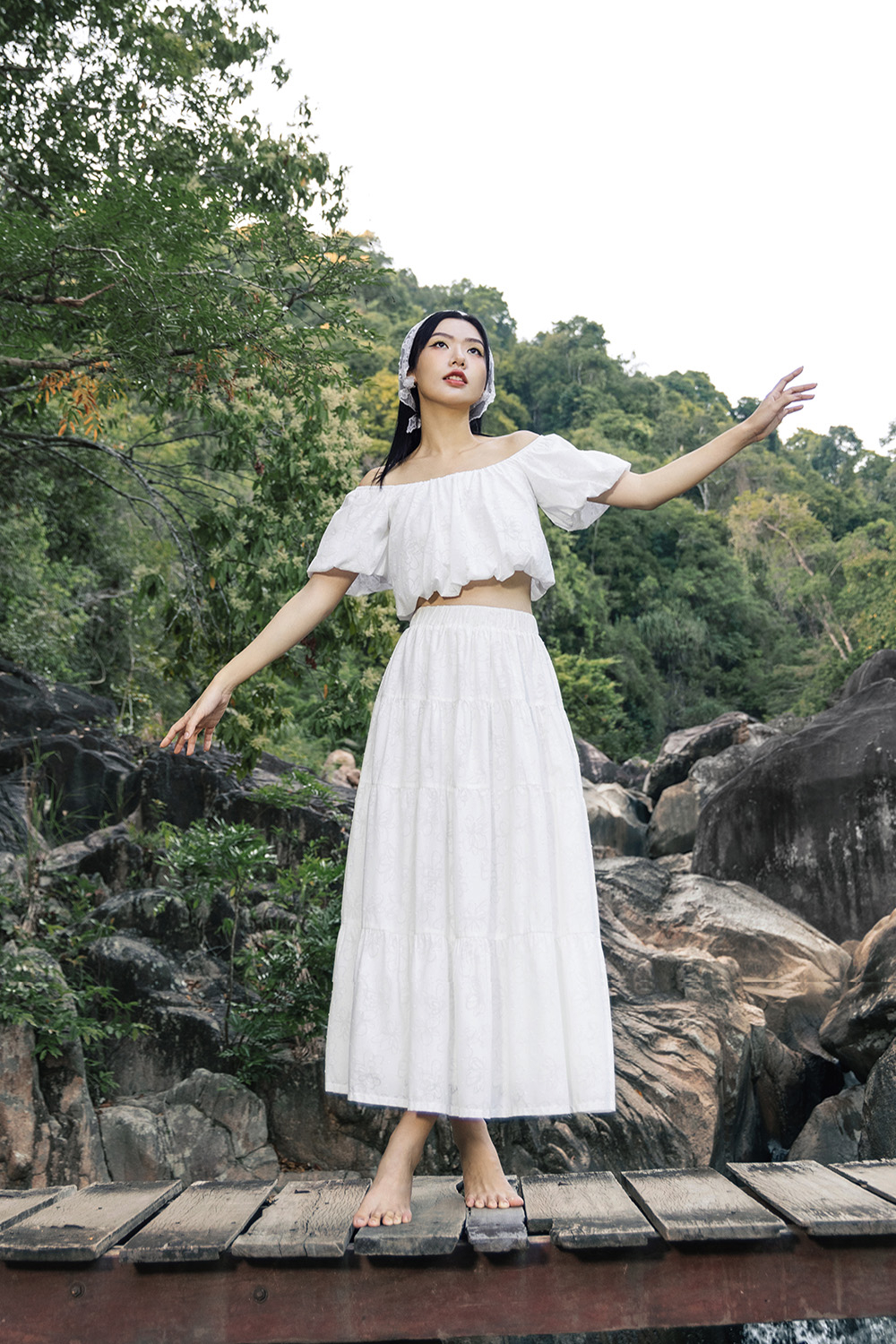 Chân váy xòe dáng midi màu trắng