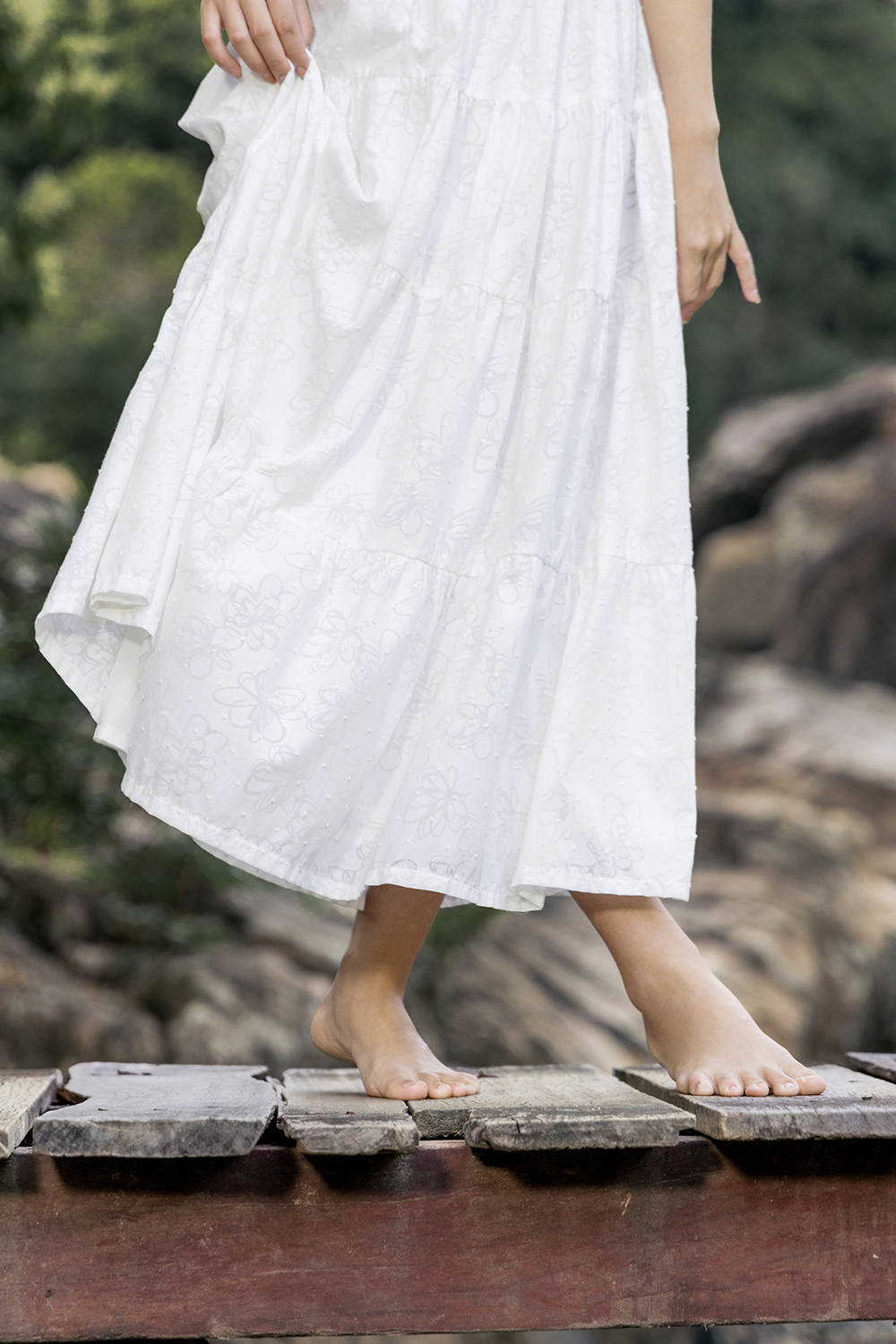 Chân váy xòe dáng midi màu trắng