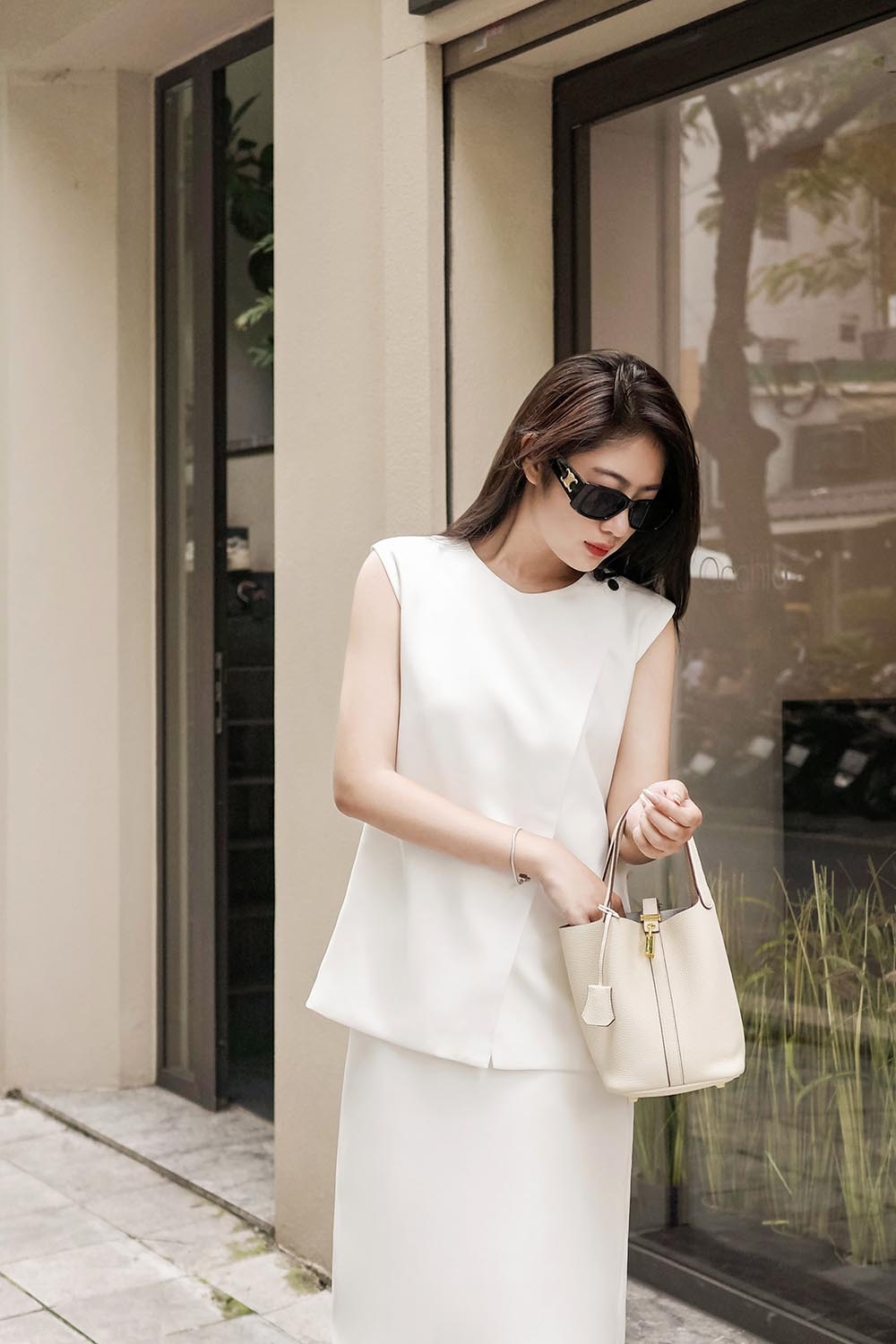 Áo kiểu công sở không tay màu trắng