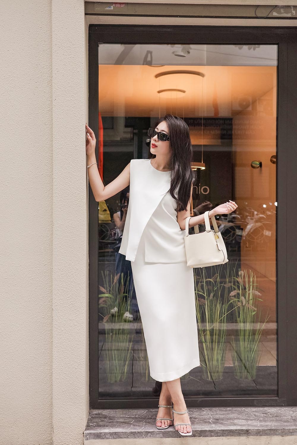 Áo kiểu công sở không tay màu trắng