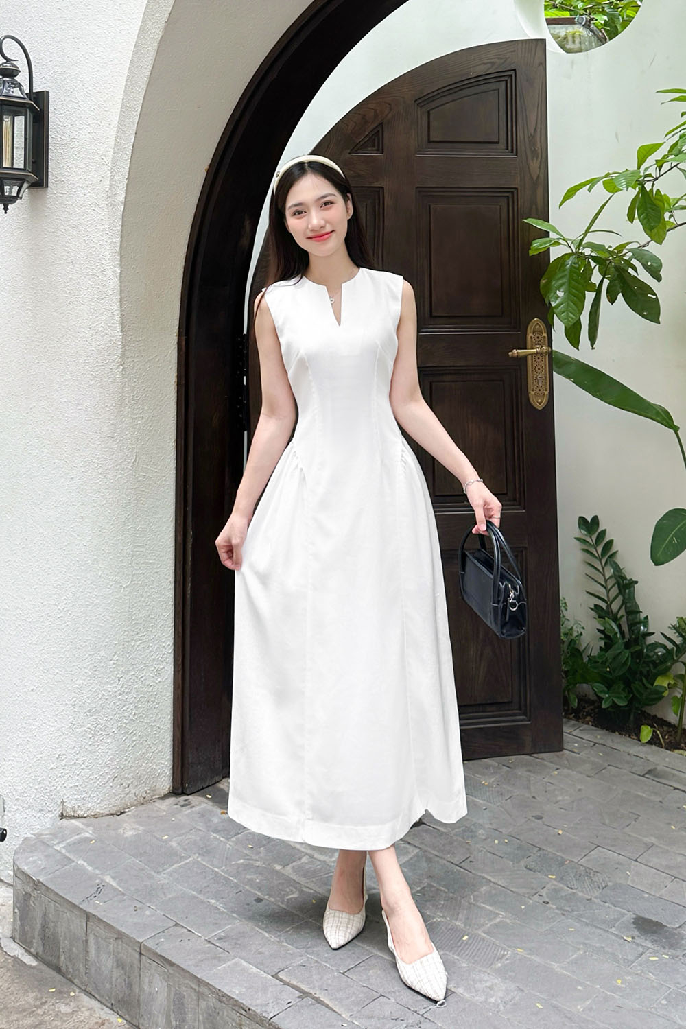 Đầm trắng đi tiệc dáng xòe dài cổ V