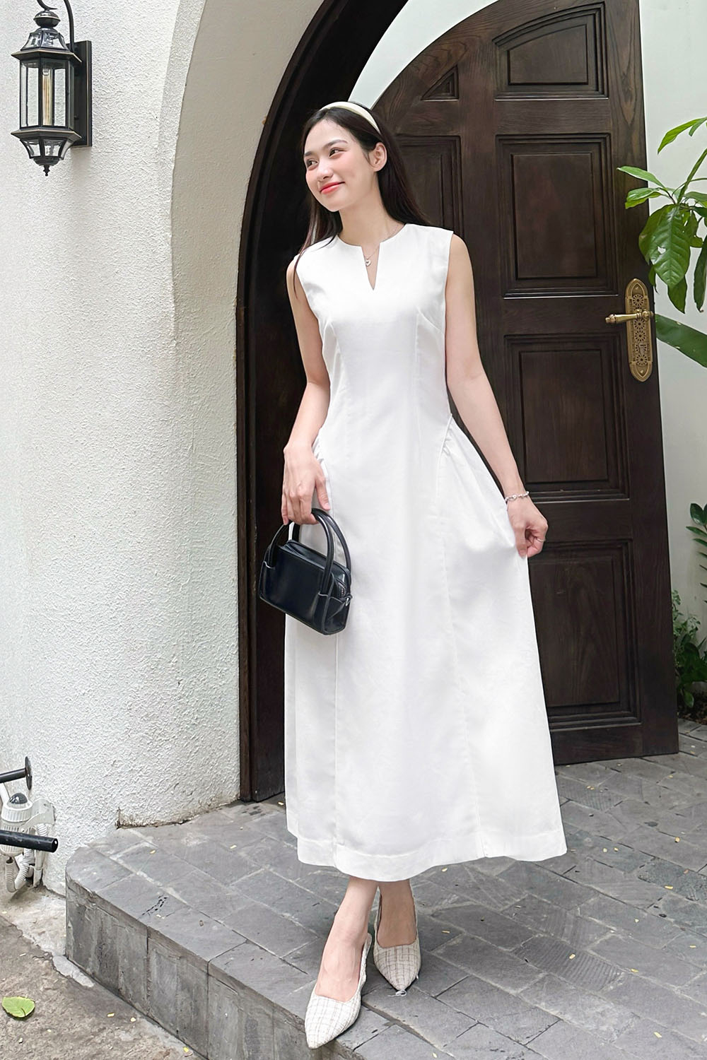 Đầm trắng đi tiệc dáng xòe dài cổ V