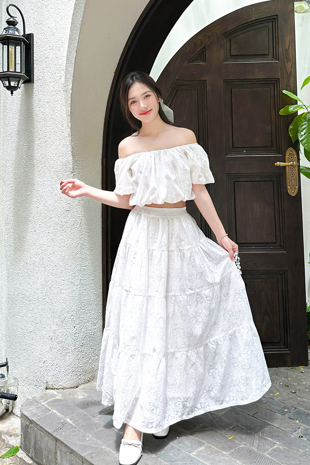 Chân váy xòe dáng midi màu trắng