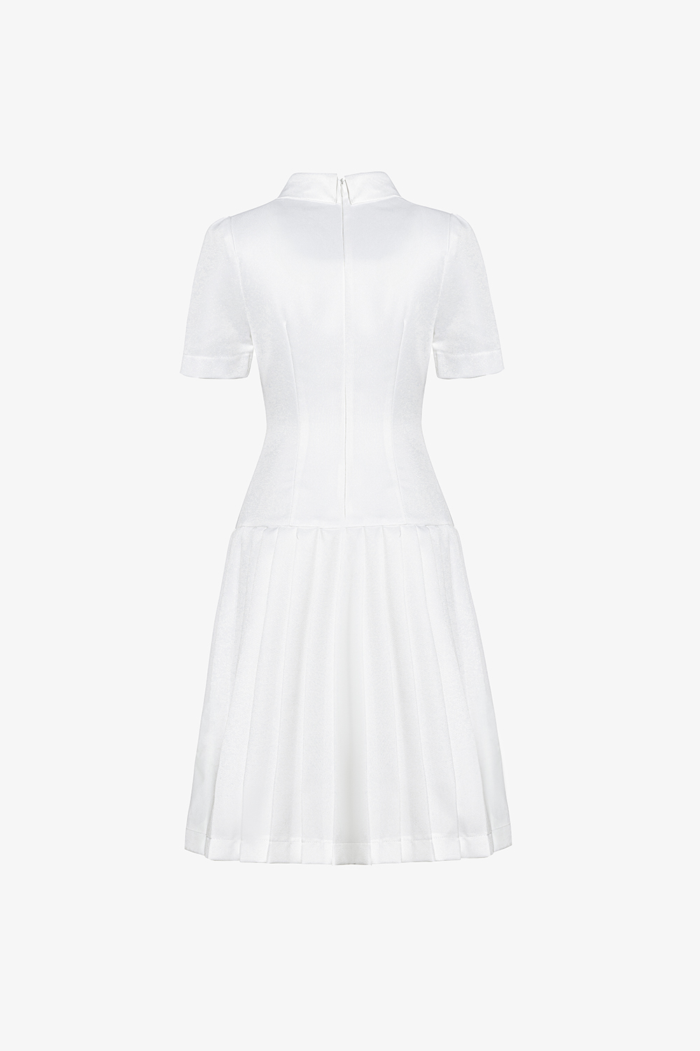 Đầm trắng hạ eo xếp ly xòe phối nút