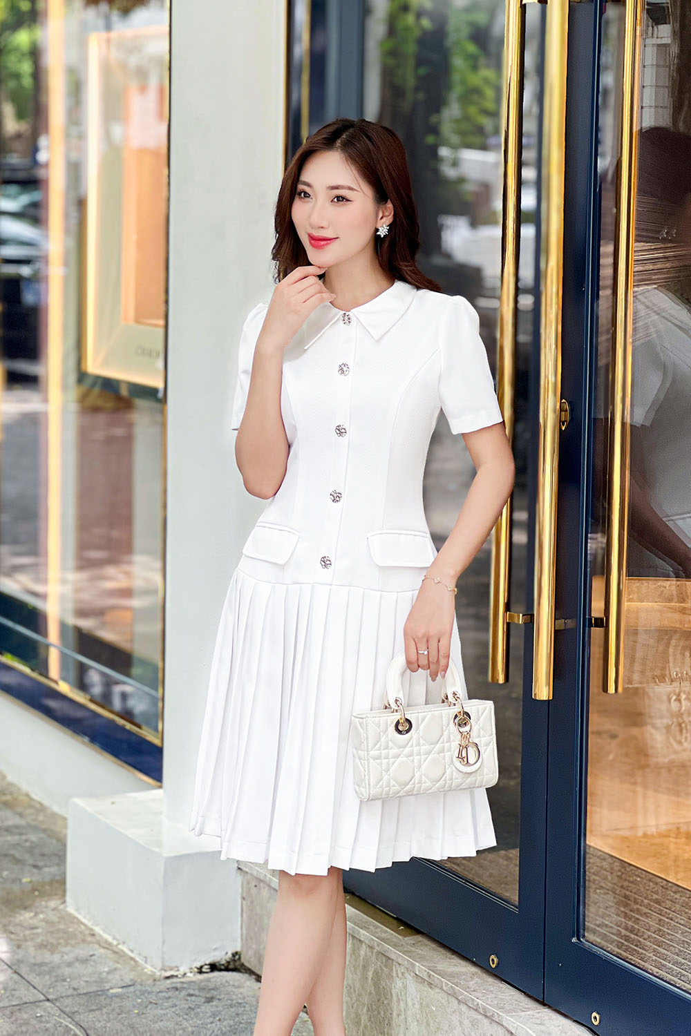 Đầm trắng hạ eo xếp ly xòe phối nút KK168-11