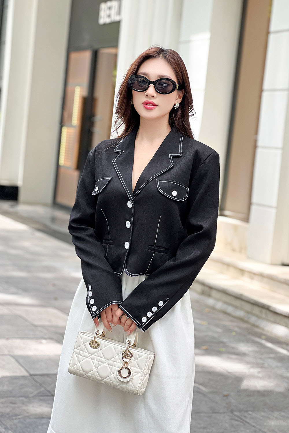 Áo khoác nữ màu đen viền chỉ trắng phối túi