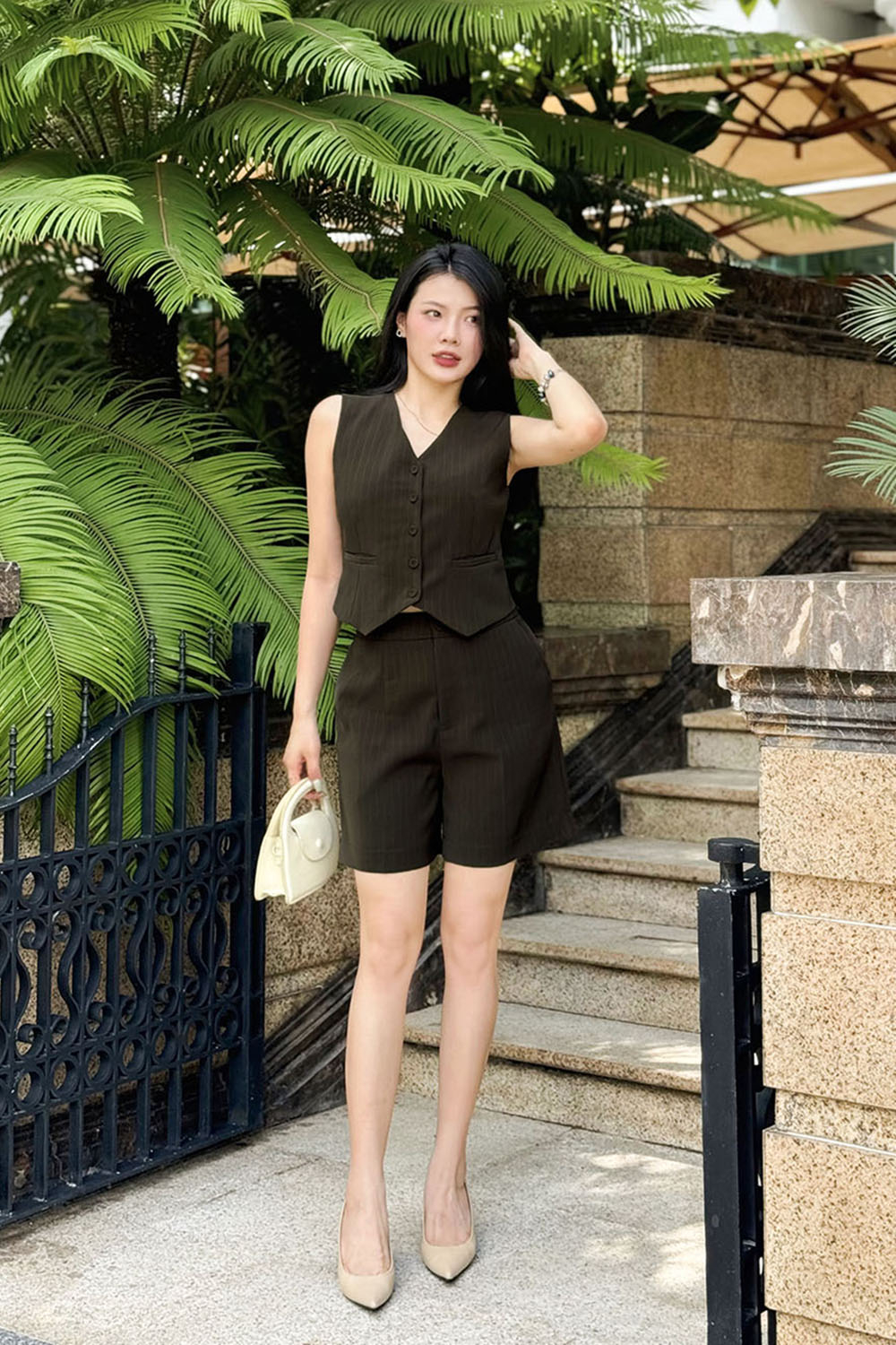 Áo gile nữ màu nâu ánh rêu kẻ sọc