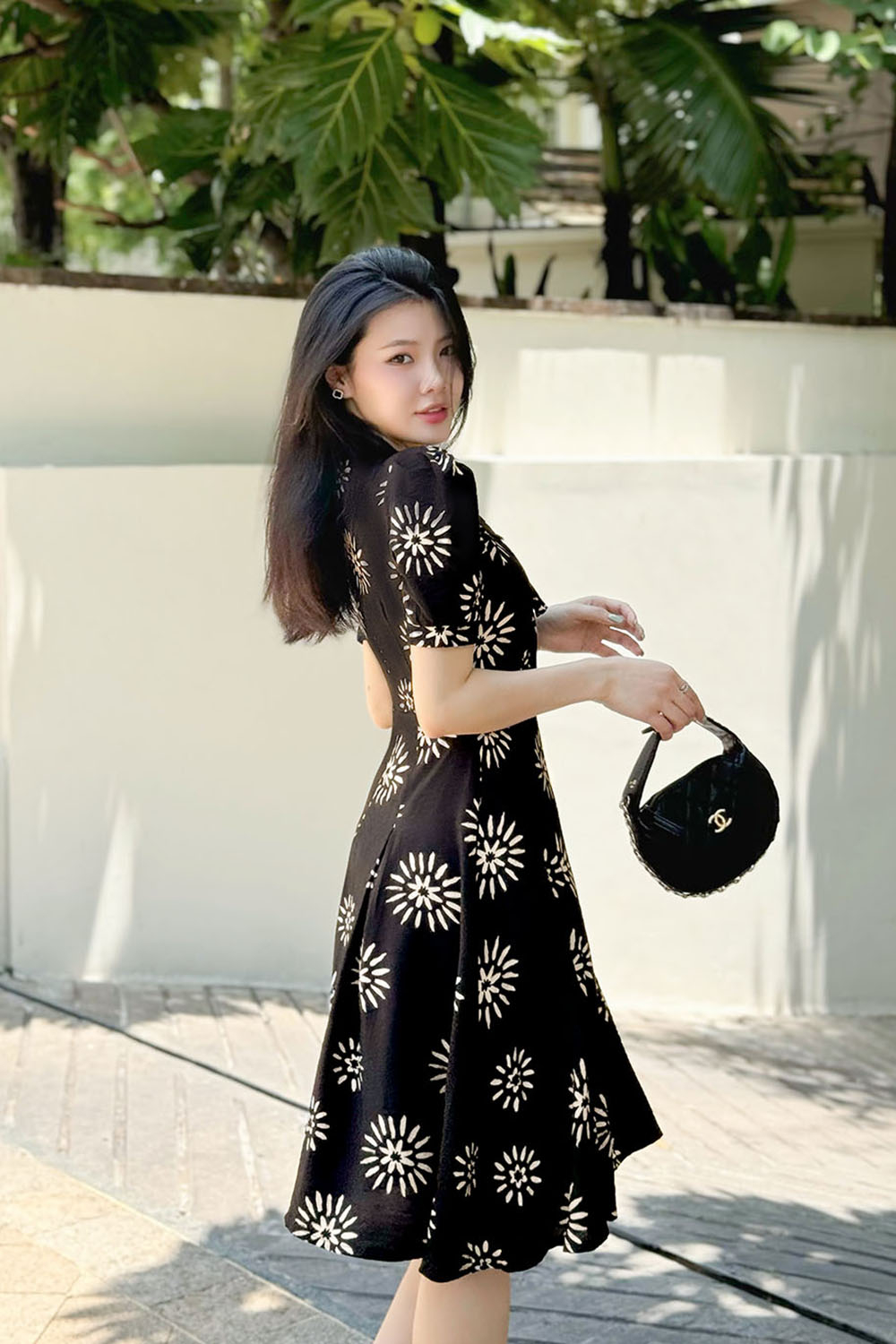 Đầm đen xòe họa tiết hoa cổ sen