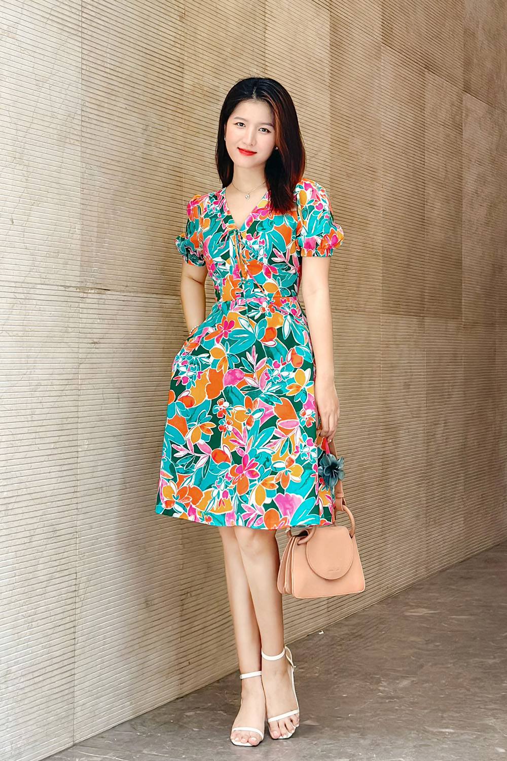 Đầm xòe hoa nhiều màu cổ V đan dây nơ