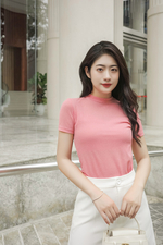 Áo thun croptop màu hồng dáng ôm