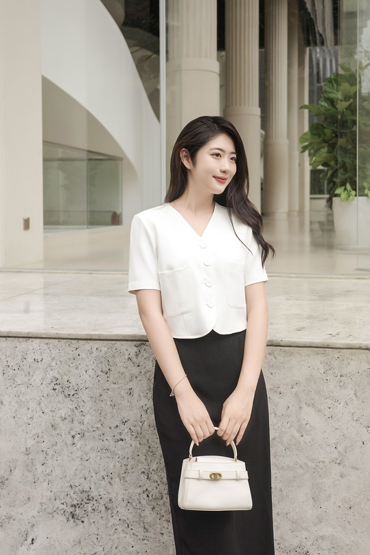 Áo kiểu công sở nữ dáng ngắn phối nút ASM19-27