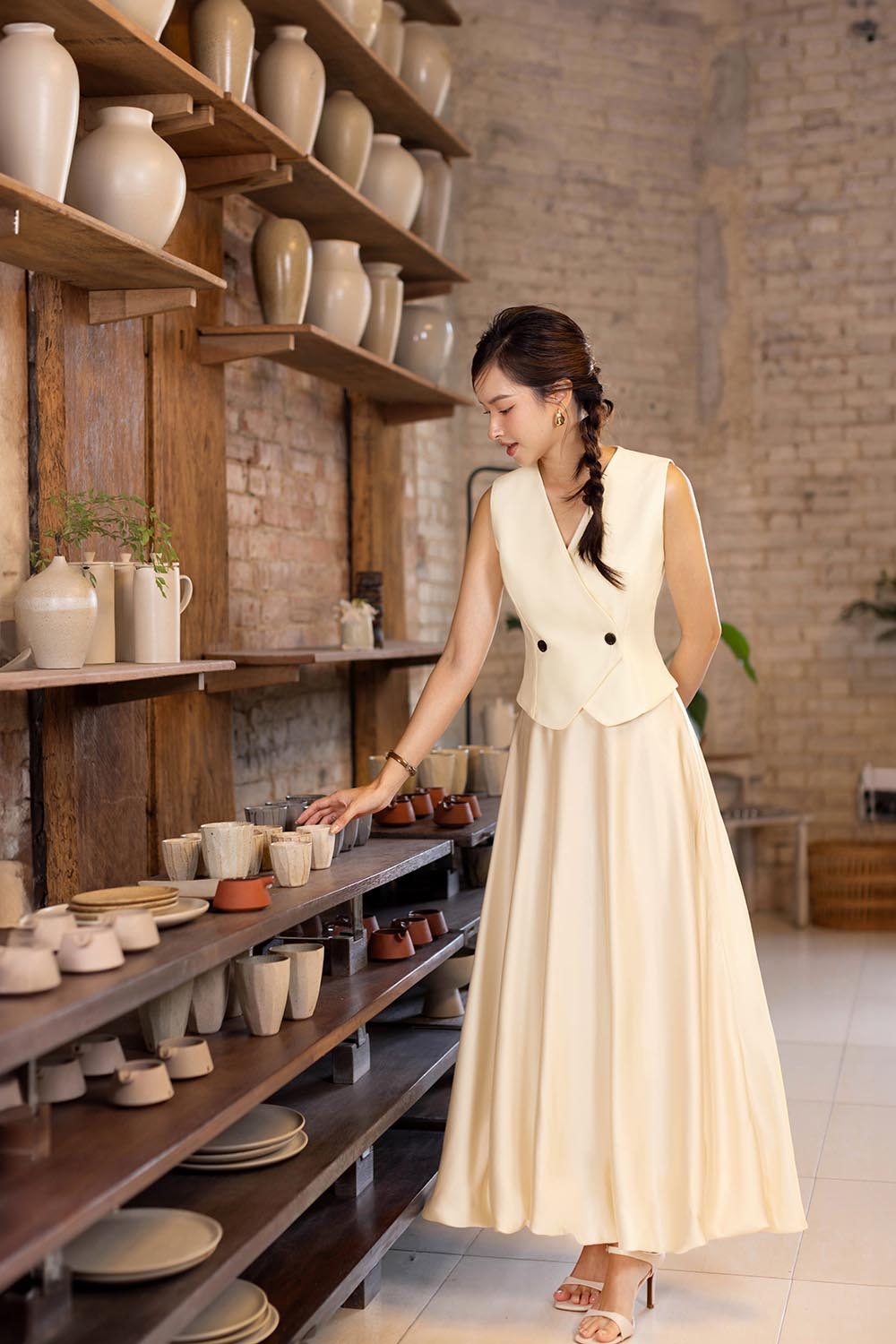 Áo gile nữ màu kem cách điệu phối nút ASM20-35