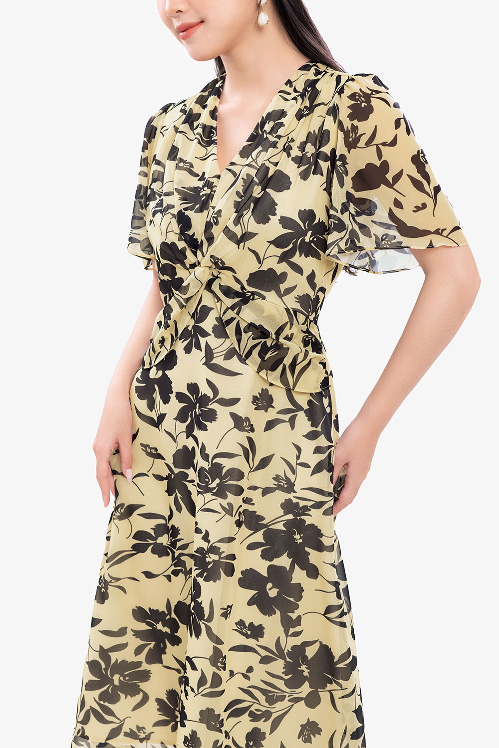 Đầm chữ A xòe hoa đen xoắn ngực