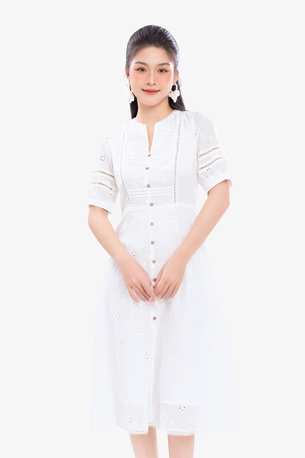 Đầm trắng xòe hoa thêu phối nút