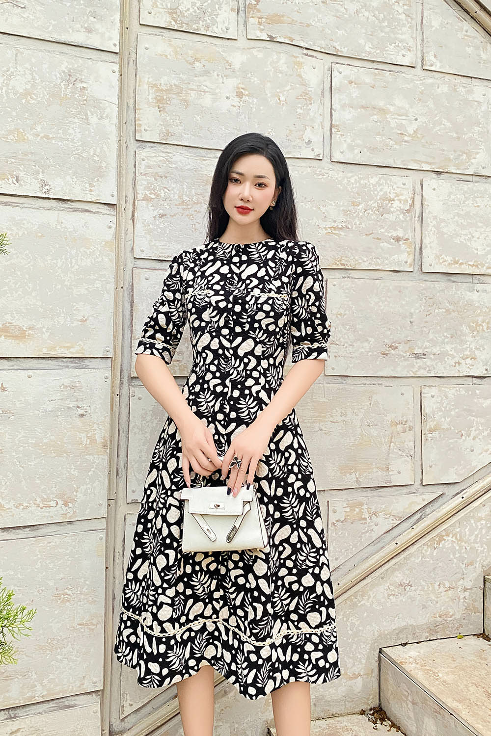 Đầm đen họa tiết trắng dáng chữ A xòe