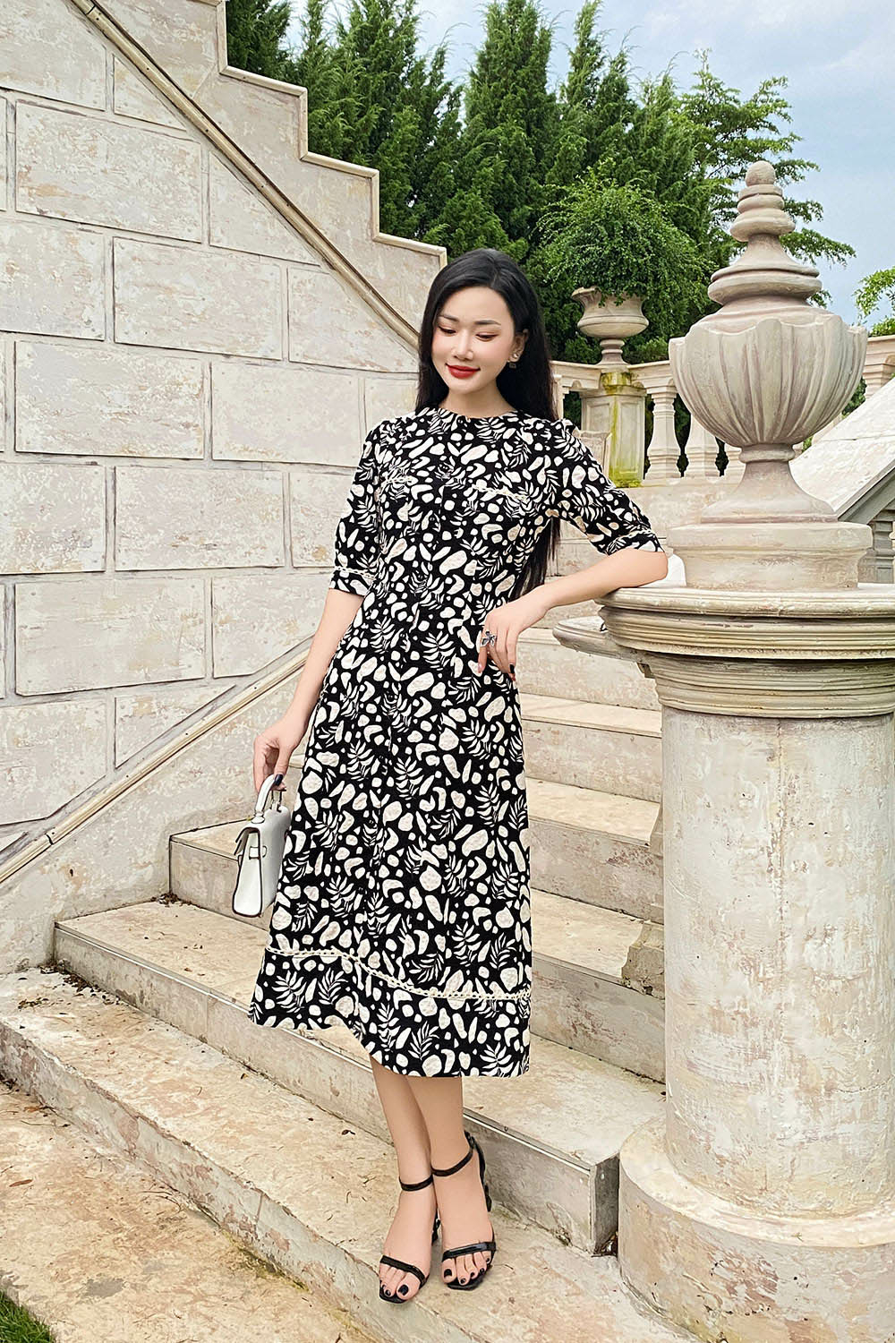 Đầm đen họa tiết trắng dáng chữ A xòe