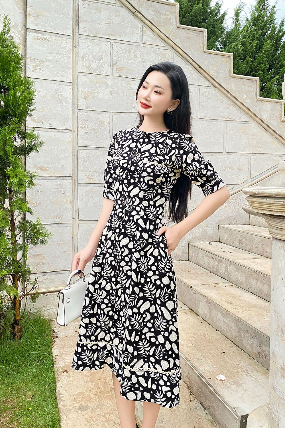 Đầm đen họa tiết trắng dáng chữ A xòe